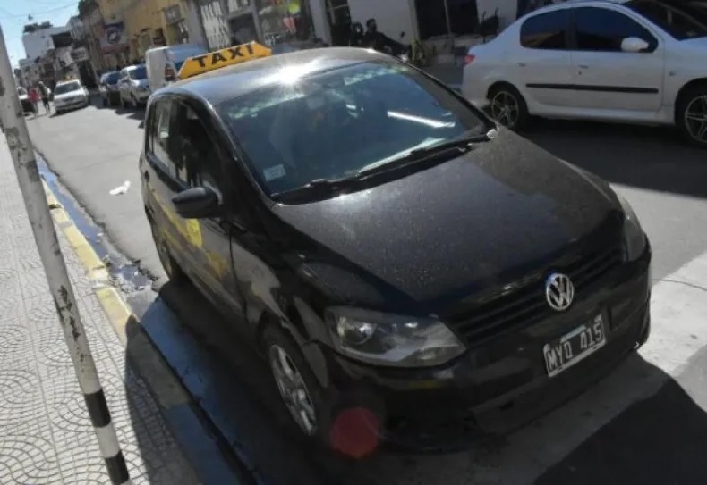 Taxistas consensuaron subir sus tarifas a $1.400 “bajada de bandera”