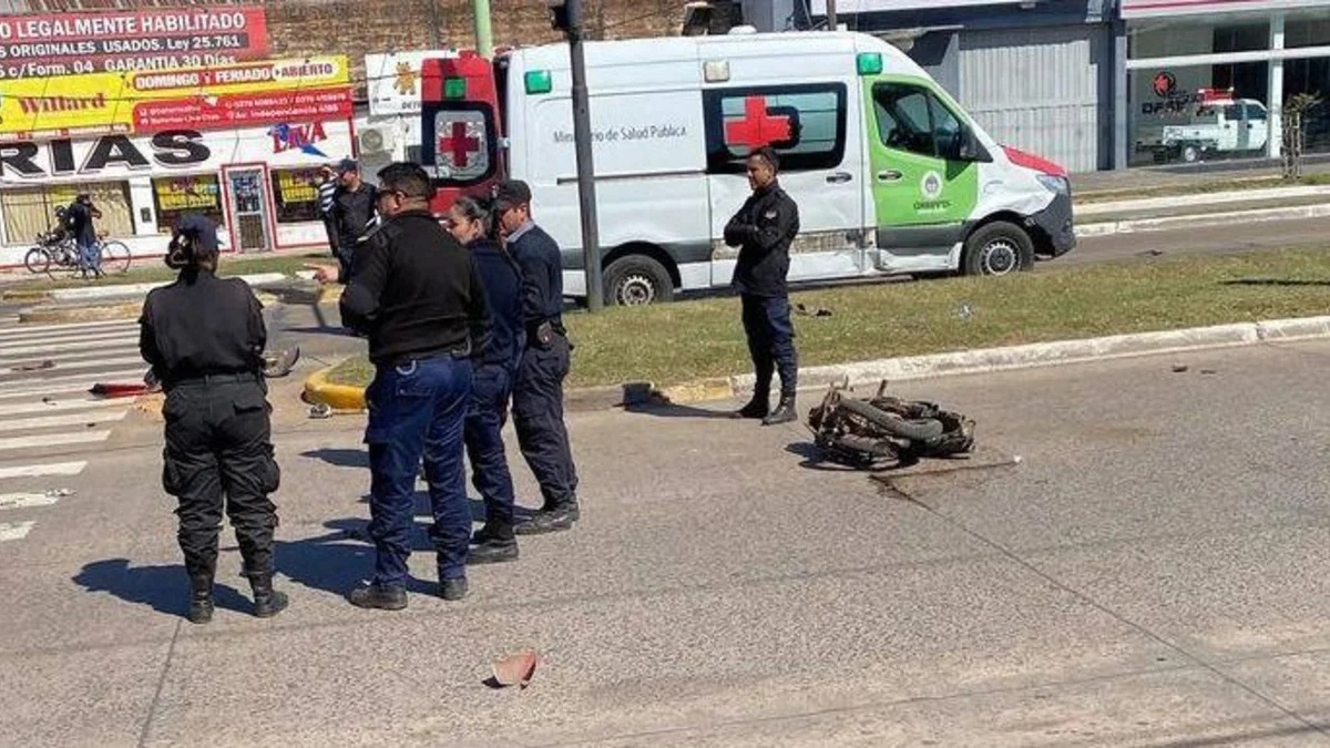 Ambulancia que trasladaba de urgencia a un paciente chocó contra una moto