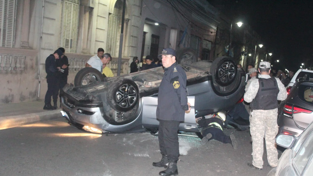 Espectacular choque de autos en pleno microcentro