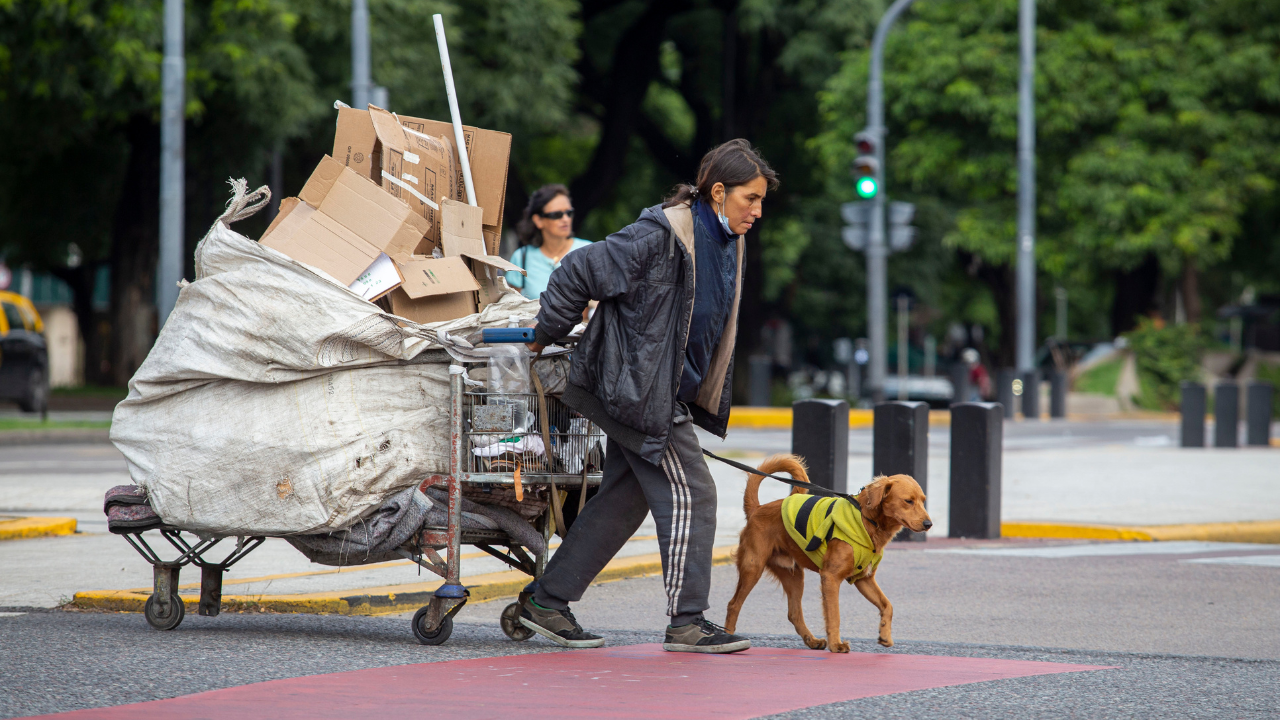 La pobreza subió al 52,9% en el primer semestre del año
