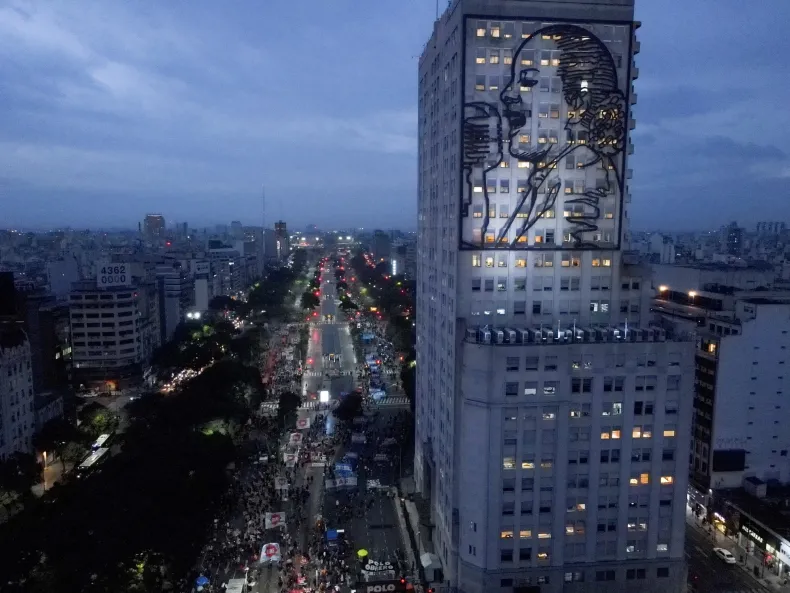 Tras sacar bustos de Kirchner y simbología peronista, analizan cerrar y demoler el edificio Evita en Buenos Aires