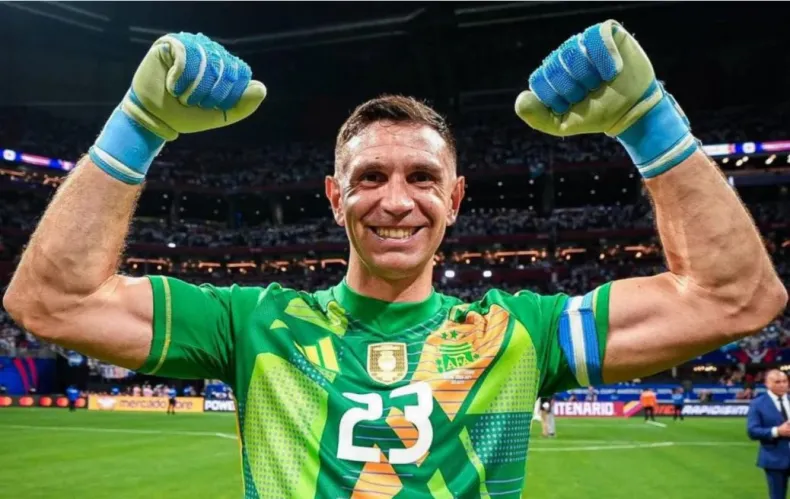 El “Dibu” Martínez fue elegido el mejor arquero del mundo por la Fifa