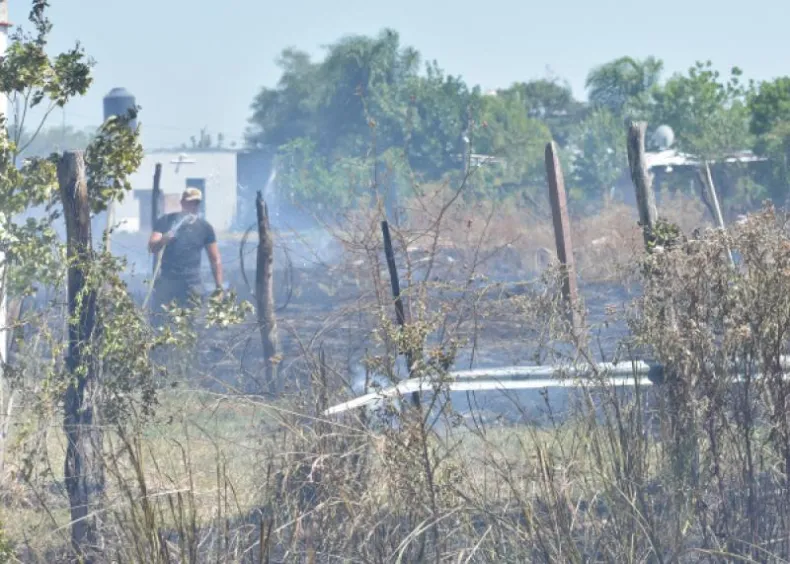 El fuego se acerca a barrios cercanos a Ruta Nacional 12