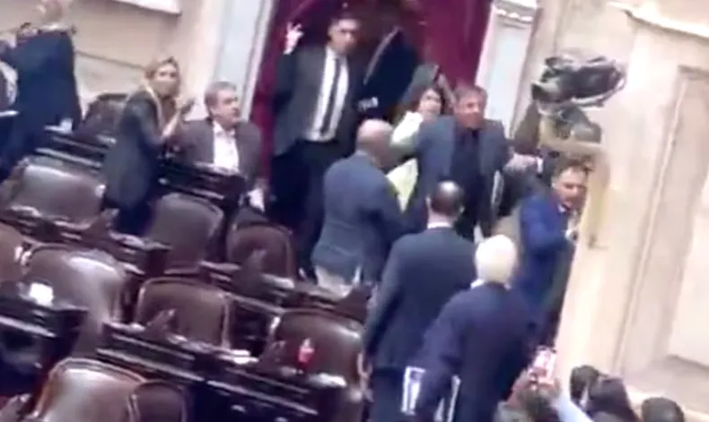 Los diputados Lisandro Almirón y Oscar Zago a las piñas en el Congreso