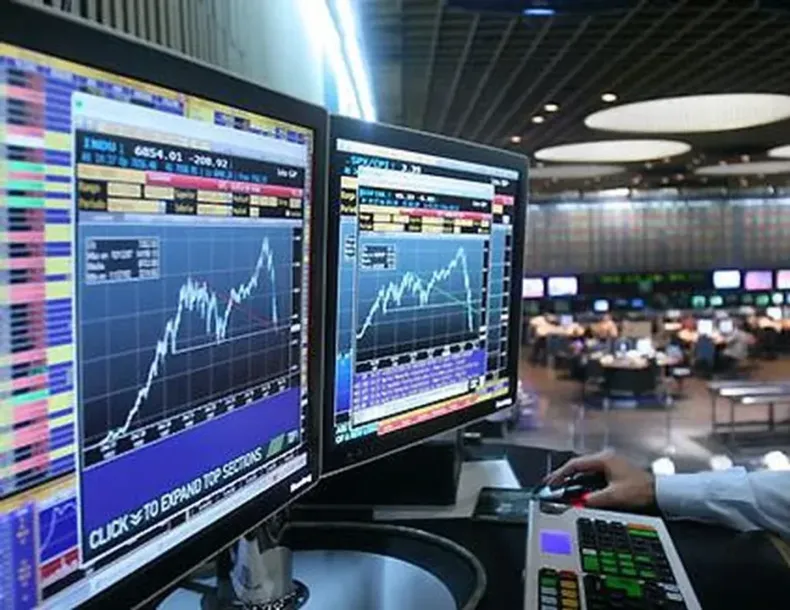 Acciones argentinas caen hasta 10% en Wall Street y el riesgo país se acerca a los 900 puntos