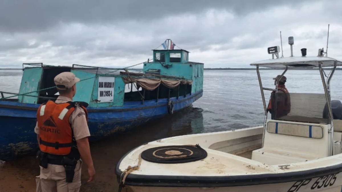 Un barco sufrió un desperfecto y dejó a la deriva a 29 pasajeros en el río Paraná