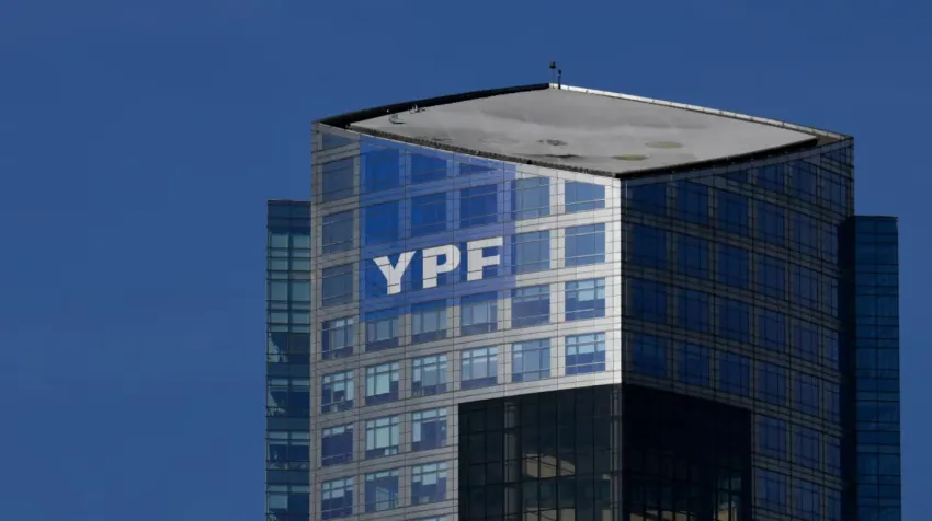 Obligan a Argentina a entregar el 51% de YPF