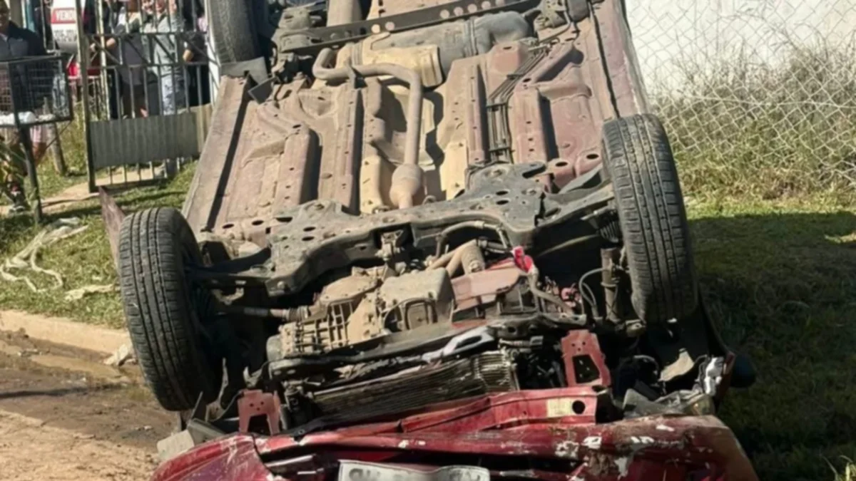 Un motociclista fue embestido  por un auto y el conductor terminó golpeado por vecinos