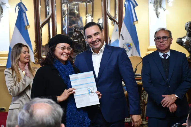 El Gobernador entregó microcréditos a emprendedores de Corrientes