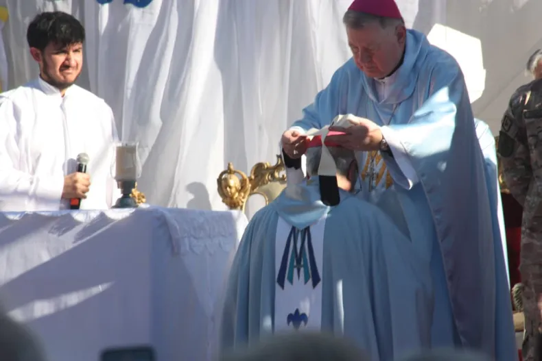 Monseñor Larregain recibió el palio arzobispal, símbolo de la comunión con el Papa