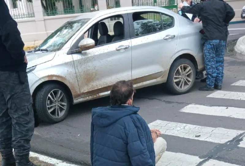 Conducía borracho, armado y chocó varios autos por la costanera